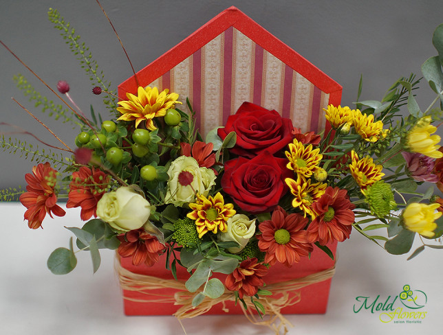 Конверт с разноцветной хризантемой, розами и гиперикум Фото